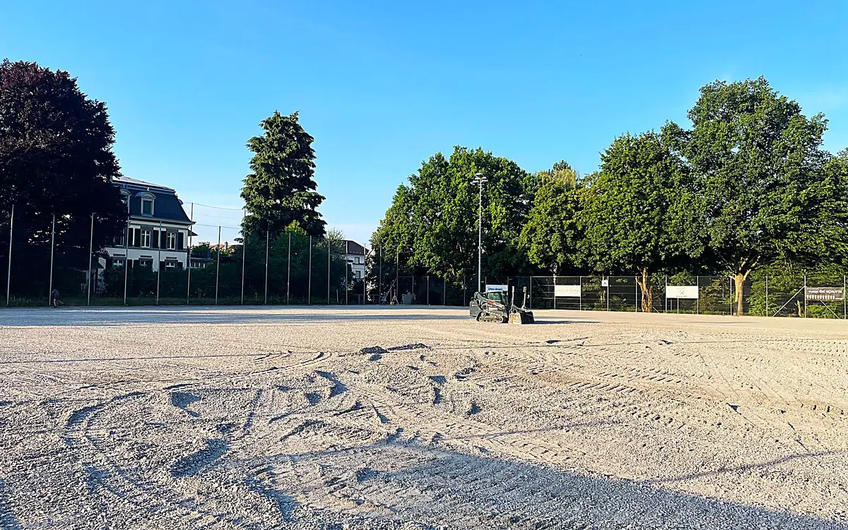 Fertige Feinplanie auf dem Kunstrasenplatz Bern Neufeld im Abendlicht