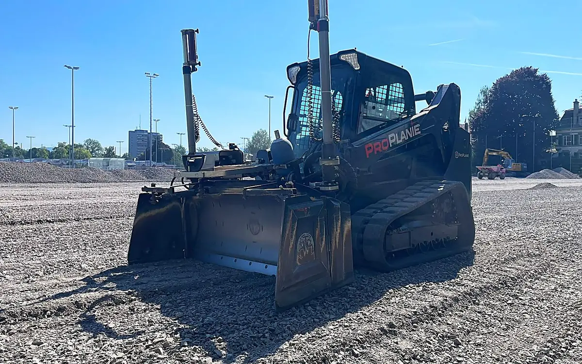 Raupenlader mit Powerblade und Lasermasten auf der Baustelle Bern Neufeld