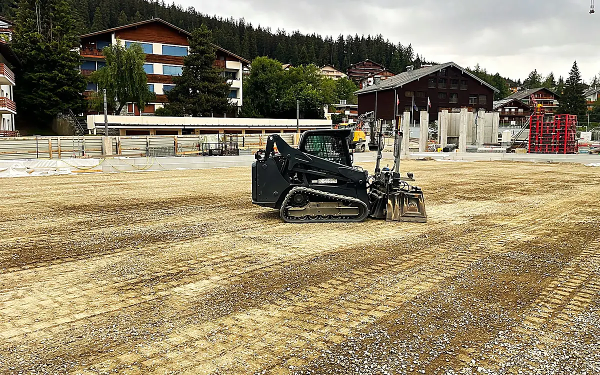 Abgezogene Fläche in Crans-Montana mit dem Raupenlader der ProPlanie GmbH