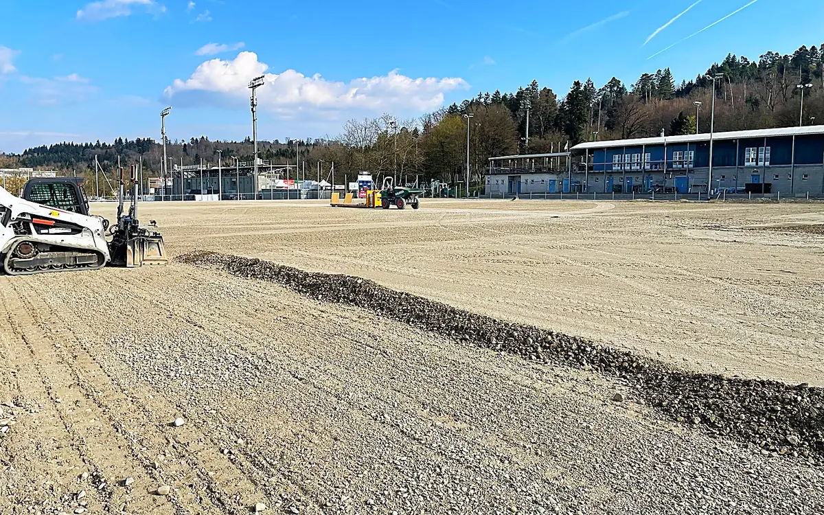 Sportplatzkies wird auf dem Kunstrasenplatz Fislisbach verteilt