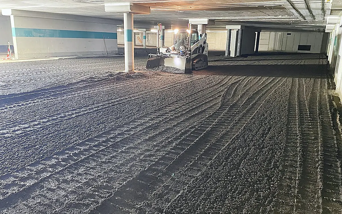 Frisch abgezogene Fläche unter Decke in der Einstellhalle Gäupark