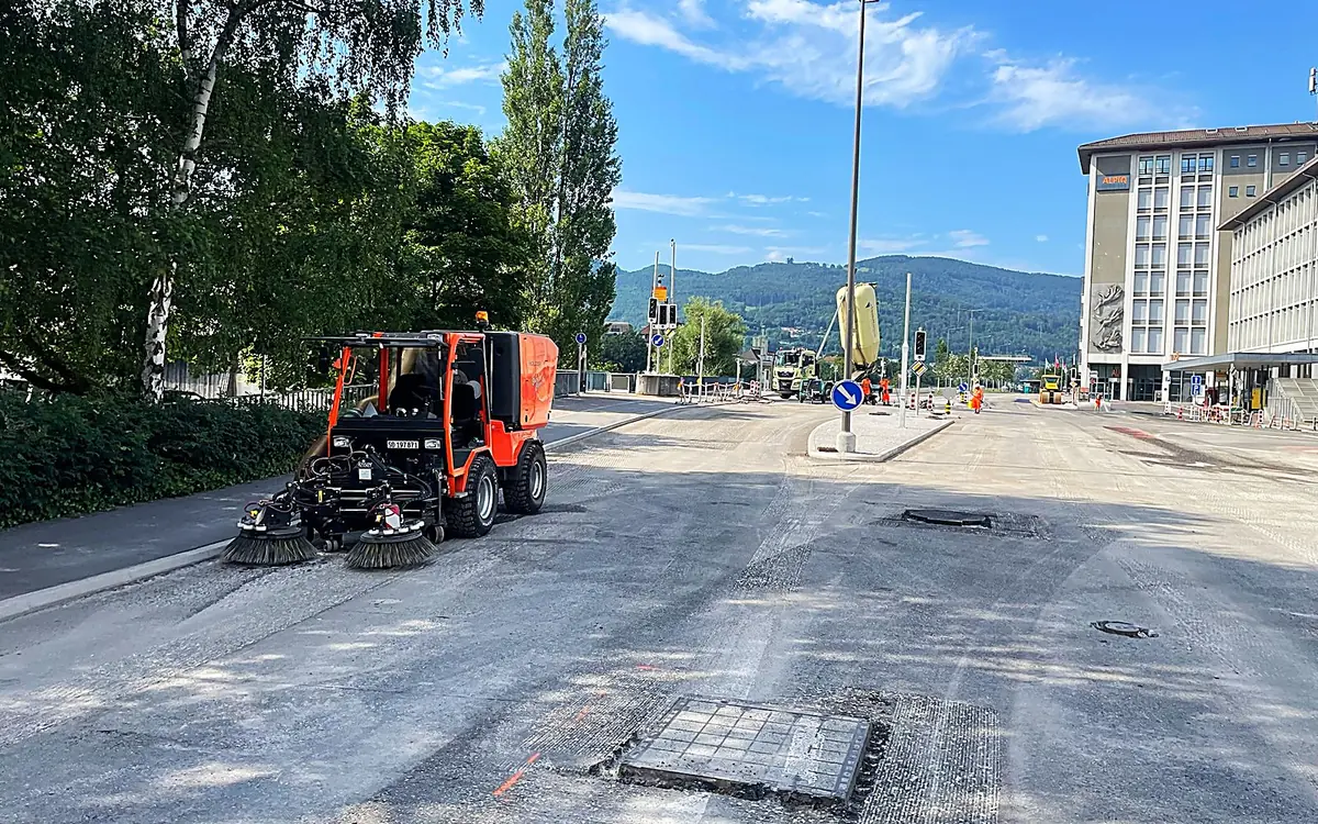 Kehrmaschine bei der Strassenreinigung nach Bauarbeiten