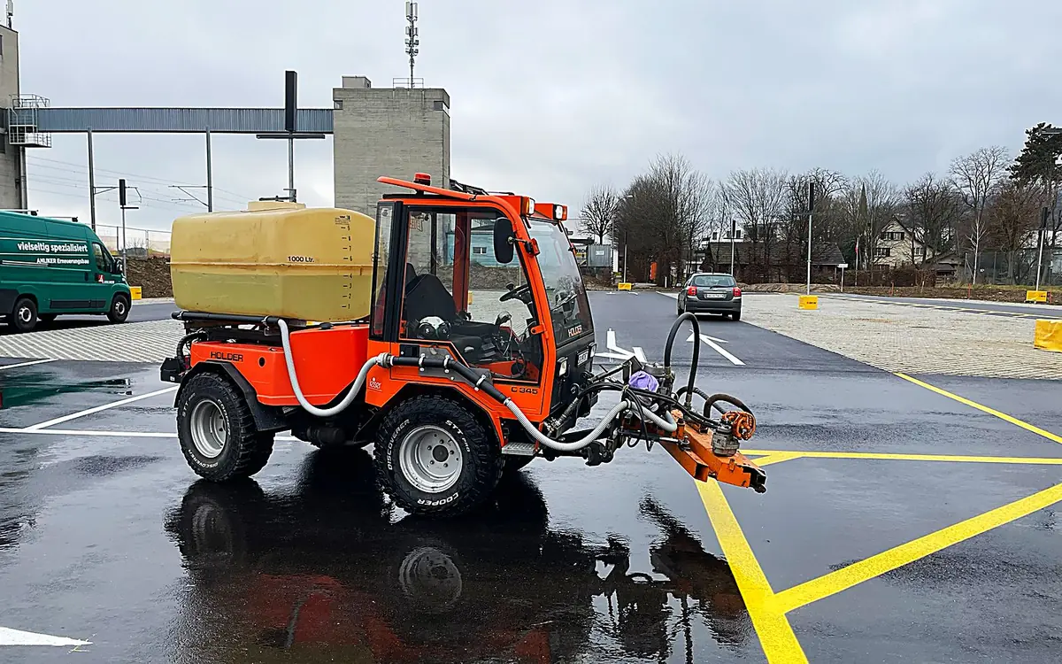Nassreinigung eines Parkplatzes mit 1000-Liter-Wassertank