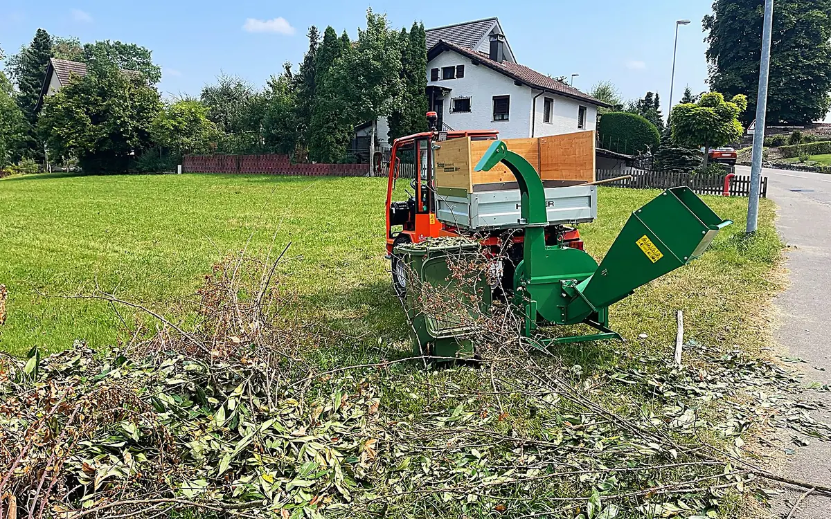 Holzhacker im Einsatz bei Schnittgut am Strassenrand