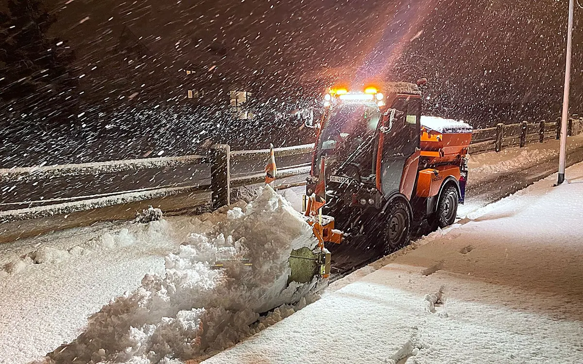 Schneeräumung bei Nacht und Schneefall