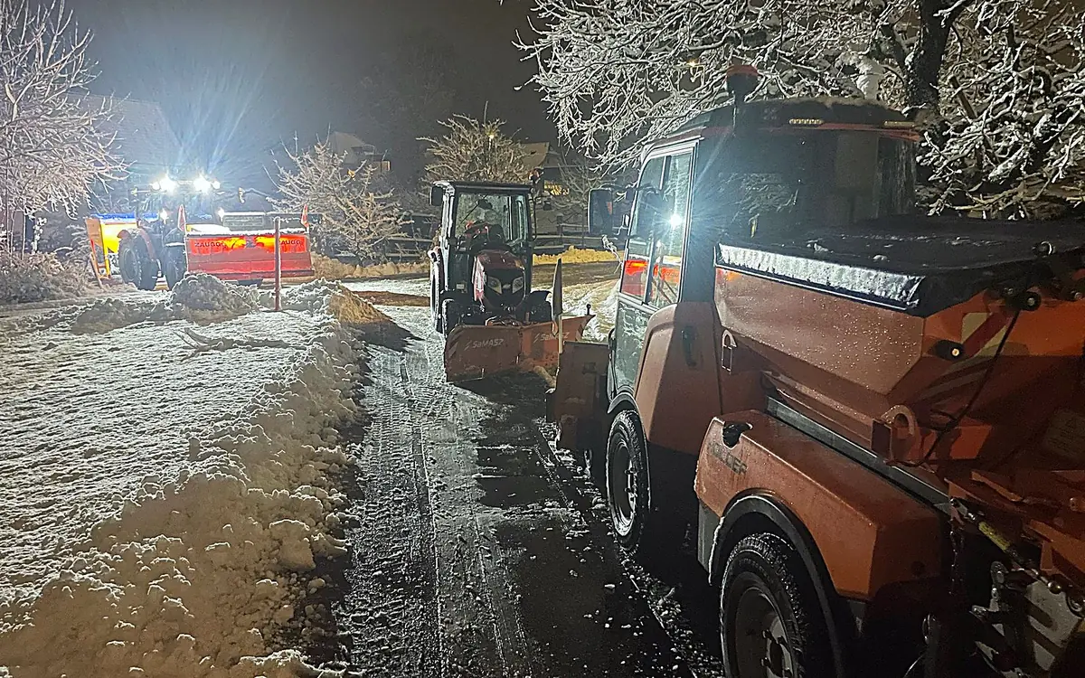 Mehrere Fahrzeuge im nächtlichen Winterdiensteinsatz